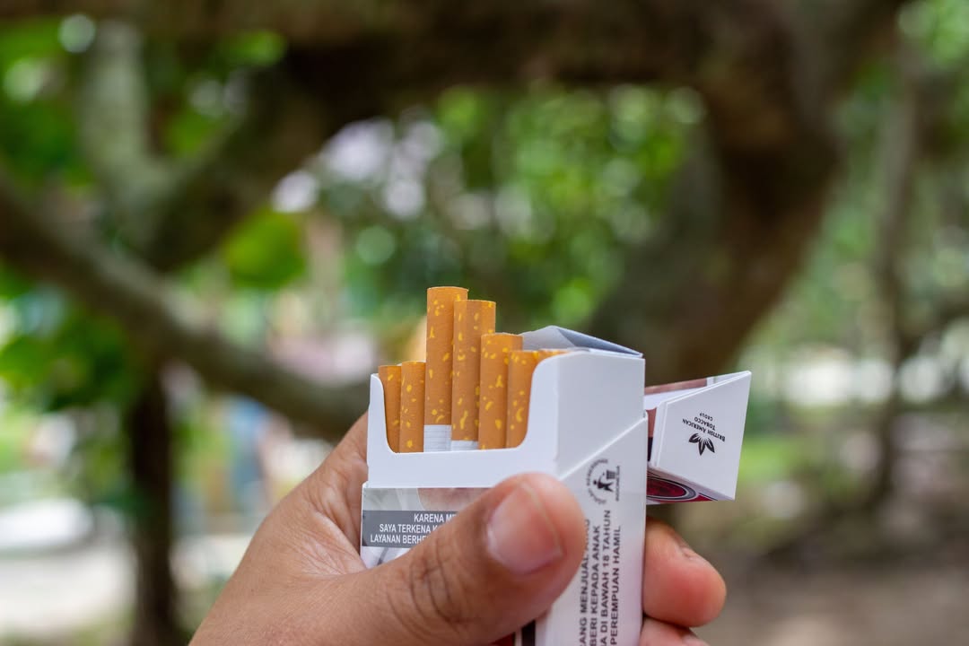 Cigarete ponovo poskupljuju: Akcize na cigarete rastu dva puta godišnje sve do kraja 2028. Građane u Crnoj Gori od 14. septembra očekuje novo poskupljenje duvanskih proizvoda, pošto će cijene tri vrste cigareta brenda „Karelia“ biti uvećane za deset centi po paklici. Nove cijene odnosiće se na „Karelia Blue 100s“, „Karelia White 100s“ i „Karelia Yellow 100s“, čija će cijena umjesto dosadašnjih 3,20 eura iznositi 3,30 eura po paklici. Ovo poskupljenje usljedilo je nakon januarskog talasa korekcija cijena. Rast cijena direktno je povezan sa novim akciznim kalendarom čija je primjena počela 1. januara 2026. godine, prema kojem akcize na cigarete rastu dva puta godišnje sve do kraja 2028. godine. Stabilizacija cijena duvanskih proizvoda u narednom periodu nije izvijesna, a kroz ovakvu akciznu politiku nastoji se dugoročno uticati na smanjenje potrošnje.