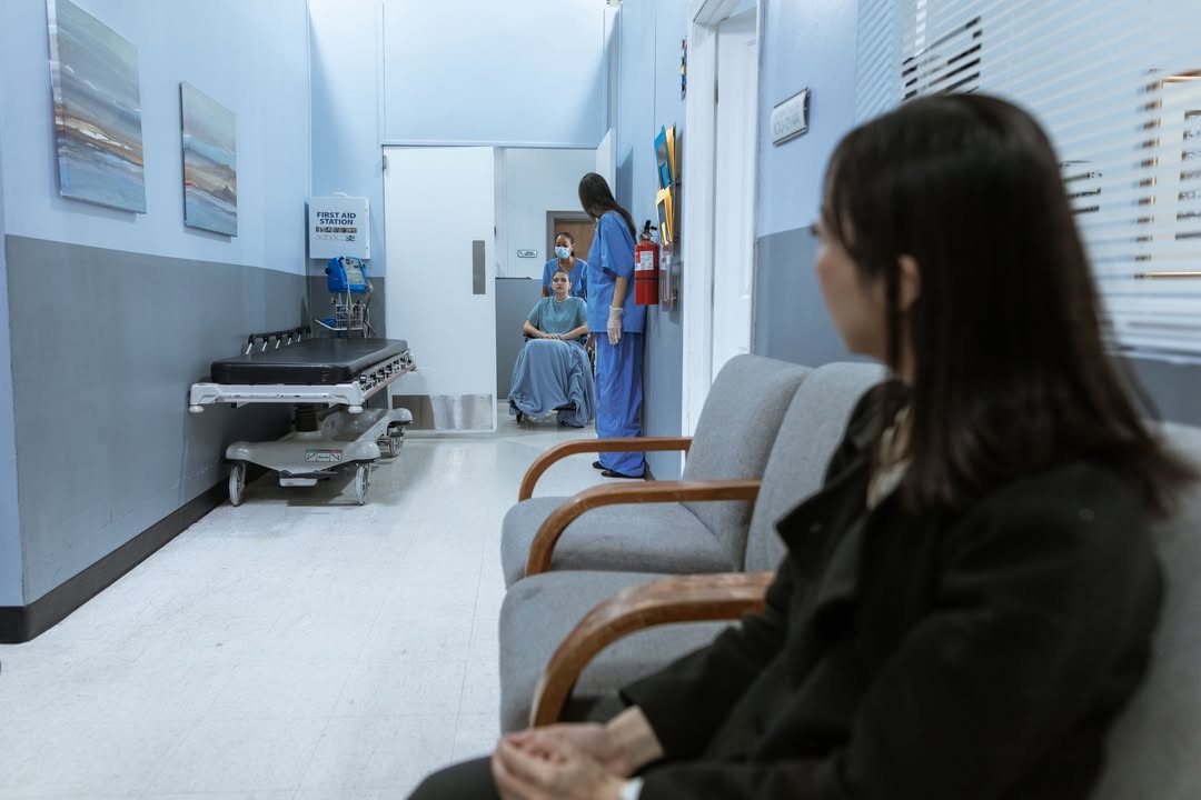Manje gužve u Kliničkom centru: Plan Vlade predviđa veći teret za opšte bolnice Potpredsjednica Vlade za zdravstvo i socijalno staranje Jelena Borovinić Bojović najavila je detaljno mapiranje zdravstvenog sistema, bolje povezivanje ustanova. Jedan od najvećih izazova za građane ostaju liste čekanja. „Imamo Klinički centar, koji je zaista veoma opterećen i u kojem imamo najveći priliv pacijenata. Međutim, mislim da i sekundarni centri, odnosno sekundarne bolnice, takođe treba i mogu da preuzmu veliki broj pregleda i da na taj način, što je brže moguće, smanjimo liste čekanja. Fokus treba staviti i na druge zdravstvene ustanove, a ne samo na Klinički centar“, navela je Borovinić Bojović. Planirano mapiranje sistema trebalo bi precizno da pokaže gdje postoje gubici u kadrovima, opremi, infrastrukturi ili uslugama.