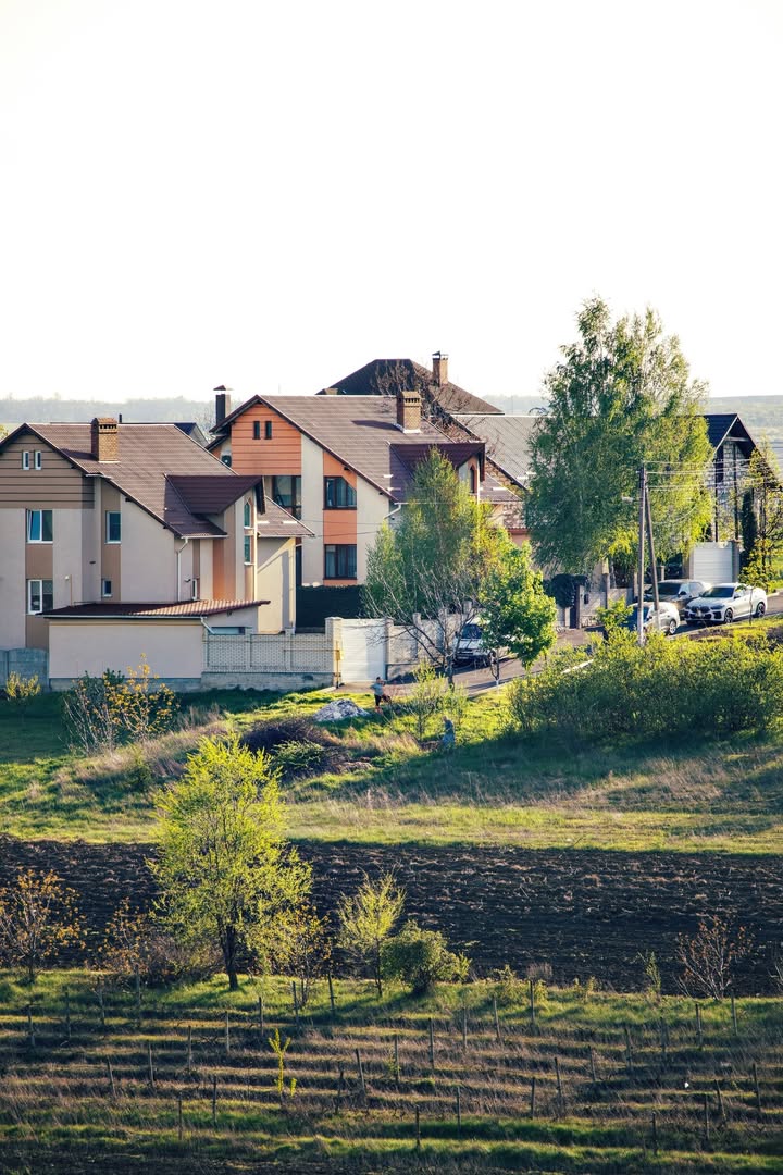 Pažnja: Kuća vaša, a zemlja tuđa? Morate biti vlasnik 1/1 Kupovina ili gradnja kuće na zemljištu koje nije u vašem privatnom vlasništvu 1/1 jedan je od najčešćih i najskupljih pravnih rizika u Crnoj Gori. Stručnjaci upozoravaju da objekat bez čiste parcele gubi drastično na vrijednosti, a vlasnike lako može uvesti u višegodišnje lavirinte pred katastrom i sudovima. Nerijetko se u praksi sreće situacija da je neko formalni vlasnik kuće ili vikendice, ali da se zemljište pod njom i oko nje i dalje vodi kao "državna svojina", "pravo korišćenja" ili se nalazi u suvlasništvu trećih lica. Koji su najveći rizici? • Drastičan pad tržišne vrijednosti: Kuća koja nema riješeno vlasništvo nad zemljištem može izgubiti i od 30 do 50 odsto svoje realne tržišne vrijednosti. • Nemogućnost dobijanja kredita i hipoteke: Ako planirate da prodate kuću kupcu ili želite da iskoristite nekretninu kao hipoteku za biznis ili dogradnju — banka će vas najvjerovatnije odbiti. Bankarski sektor u Crnoj Gori zahtijeva isključivo čisto vlasništvo 1/1 nad parcelom i objektom kako bi hipoteka imala punu pravnu snagu. • Zastoji u legalizaciji i građevinskim dozvolama: Bilo kakva rekonstrukcija, nadogradnja ili dobijanje dozvola nemogući su bez čistih papira i saglasnosti vlasnika zemljišta. • Rizik od dugotrajnih sudskih sporova: Rješavanje pitanja prelaska iz "prava korišćenja" u "pravo svojine" ili sporenje oko suvlasničkih dijelova sa starim vlasnicima i državom često dovodi do dugotrajnih i skupih sudskih postupaka. Dok se spor ne okonča, imovina ostaje blokirana za bilo kakav promet. Savjet za kupce i prodavce: Prije ulaska u bilo kakav kupoprodajni ugovor, obavezno izvadite svjež List nepokretnosti (LN). Idealno stanje jeste kada se u rubrici vlasnika i za parcelu i za objekte nalazi isto lice, sa obimom prava 1/1, bez upisanih tereta i ograničenja.
