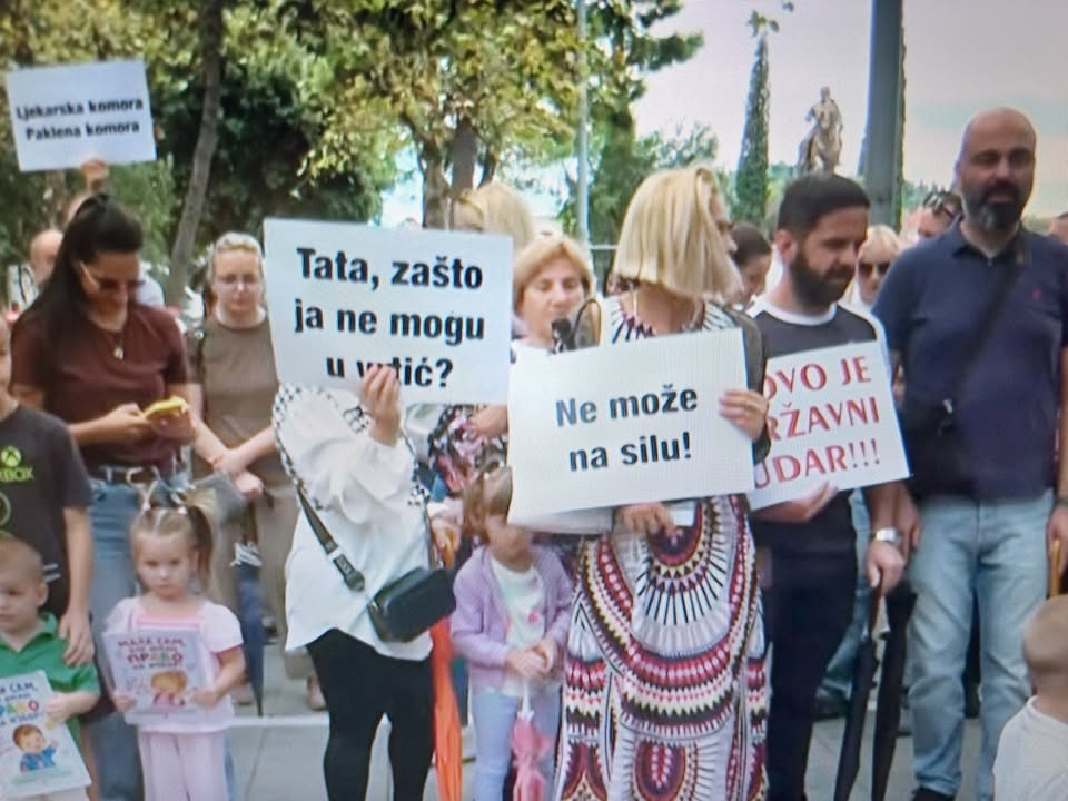 Roditelji najavili blokadu vrtića ako vakcinacija ostane obavezan uslov Ispred Ustavnog suda Crne Gore održan je protest roditelja pod sloganom „Djeca imaju pravo na vrtić. Roditelji imaju pravo na izbor“, dok se u sudu paralelno održavala javna rasprava o ustavnosti zakonskog rješenja kojim je vakcinacija uslov za boravak u predškolskim ustanovama. Roditelj Novak Raičković poručio je da će roditelji, ukoliko sud potvrdi mjeru, nastaviti proteste i blokirati vrtiće. „Nije u redu da djecu dijele – vrtići su pravljeni od para svih građana, pa kad ne mogu naša, zašto bi išla druga djeca“, kazao je on. Skup je podržao i dr Samir Kurtćehajić, naglasivši da nije protiv vakcinacije, već protiv spornih mehanizama koji ljudima uskraćuju slobodan izbor. Tokom javne rasprave sudija Snežana Armenko istakla je da se ne dovodi u pitanje značaj imunizacije već ustavnost mjere, dok je Siniša Žunjić postavio pitanje da li je ovakva odluka Vlade srazmjerna i djelotvorna. Okupljeni roditelji poručuju da neće odustati od zahtjeva za ukidanje uslovljavanja i očekuju da Ustavni sud savjesno odgovori na inicijative.